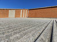 Sustitución de cubiertas en Colegio Público de Bustarviejo (Madrid). <br> Cubiertas. Cubierta de panel sándwich y teja, y lucernario de policarbonato