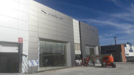 Concesionario Jaguar en Villares de la Reina (Salamanca).<br> Revestimiento de fachadas. Fachada panel composite aluminio