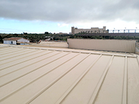 Cubierta de teja curva en Parque temático de Toledo.<br>Cubierta de teja. Panel sándwich y teja